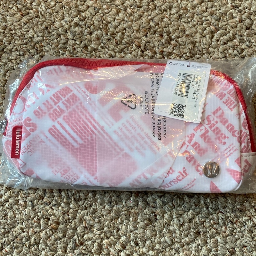 NEW NWT Lululemon Everywhere Belt Bag White & Red Manifesto Print ONE SIZE 1L 🦄
